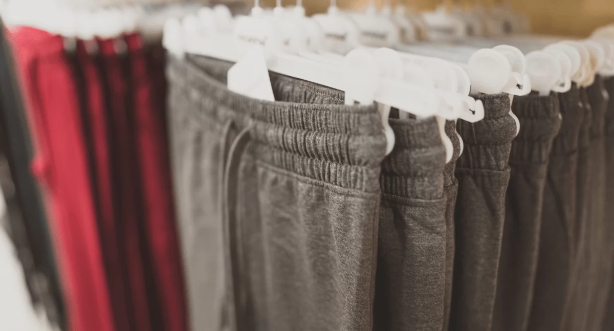 Dres w wydaniu luksusowym – jak stylizować spodnie dresowe męskie Guess
