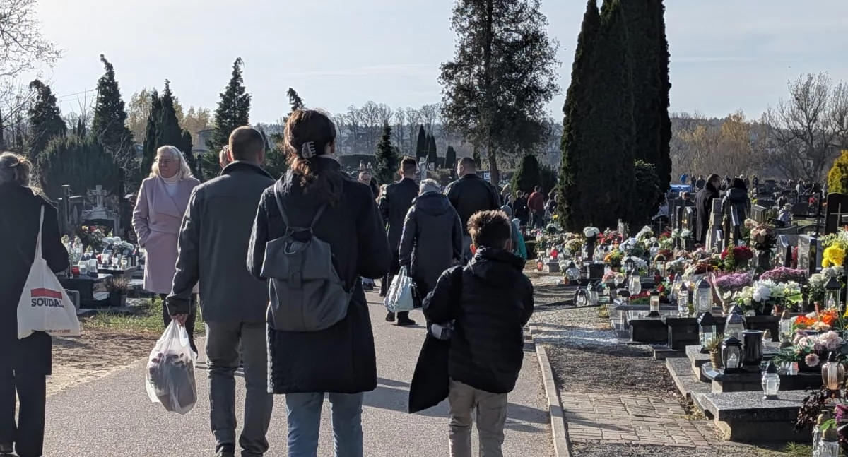 Wszystkich Świętych. Mieszkańcy regionu odwiedzają groby bliskich