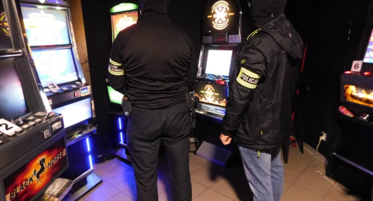 Policjanci i KAS uderzyli w nielegalny biznes w Kościerzynie! Przejęli dziewięć nielegalnych automatów do gier i gotówkę!