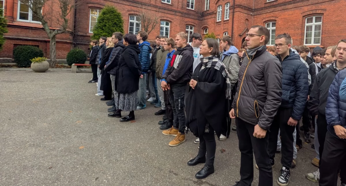 O 11:11 zaśpiewali dla Niepodległej. Uczniowie z regionu kościerskiego w ogólnopolskiej akcji „Szkoła do hymnu”