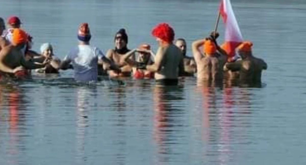 Zimna woda, gorące serca! Morsowanie w hołdzie Niepodległej na plaży w Dobrogoszczy