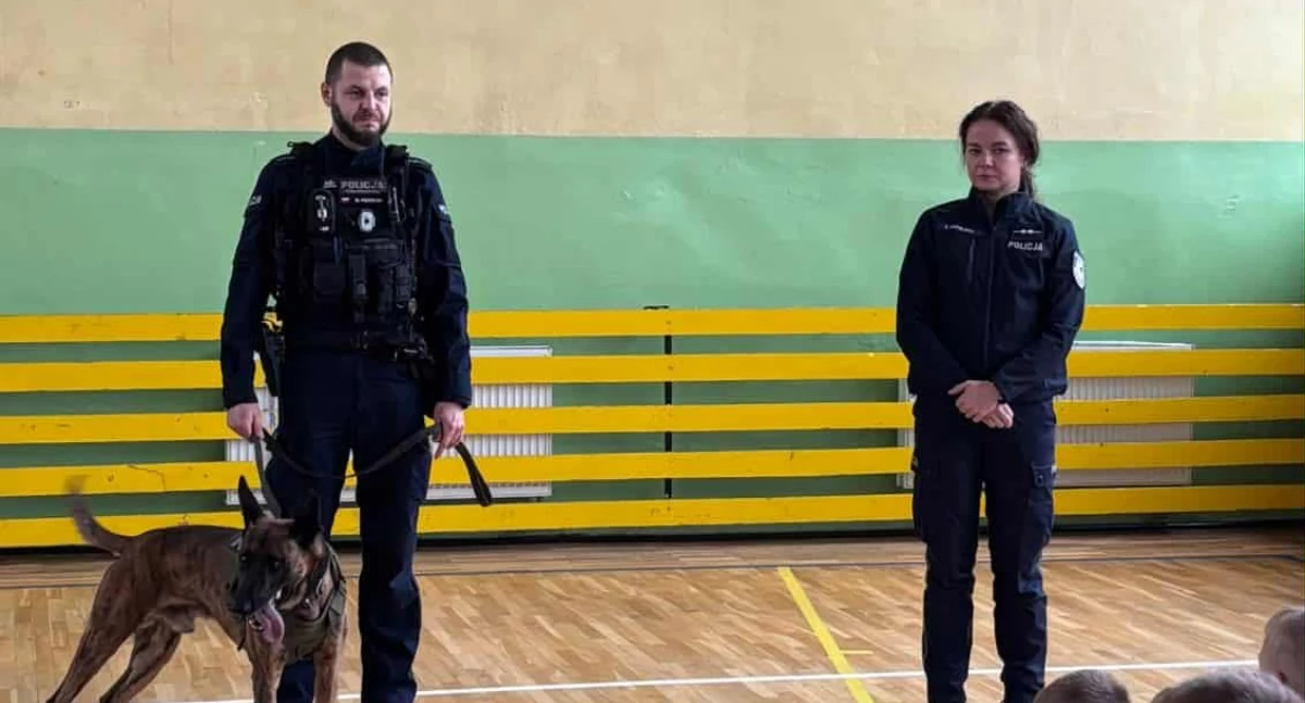 Wizyta policyjnego psa w szkole w Starych Polaszkach