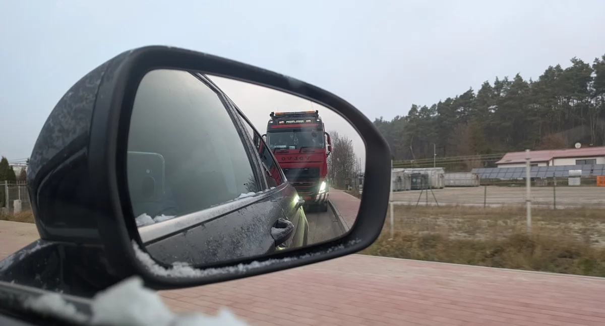 Ciężarówki na zakazie, jazda na czerwonym! Przebudowa DW221 to istny Dziki Zachód?
