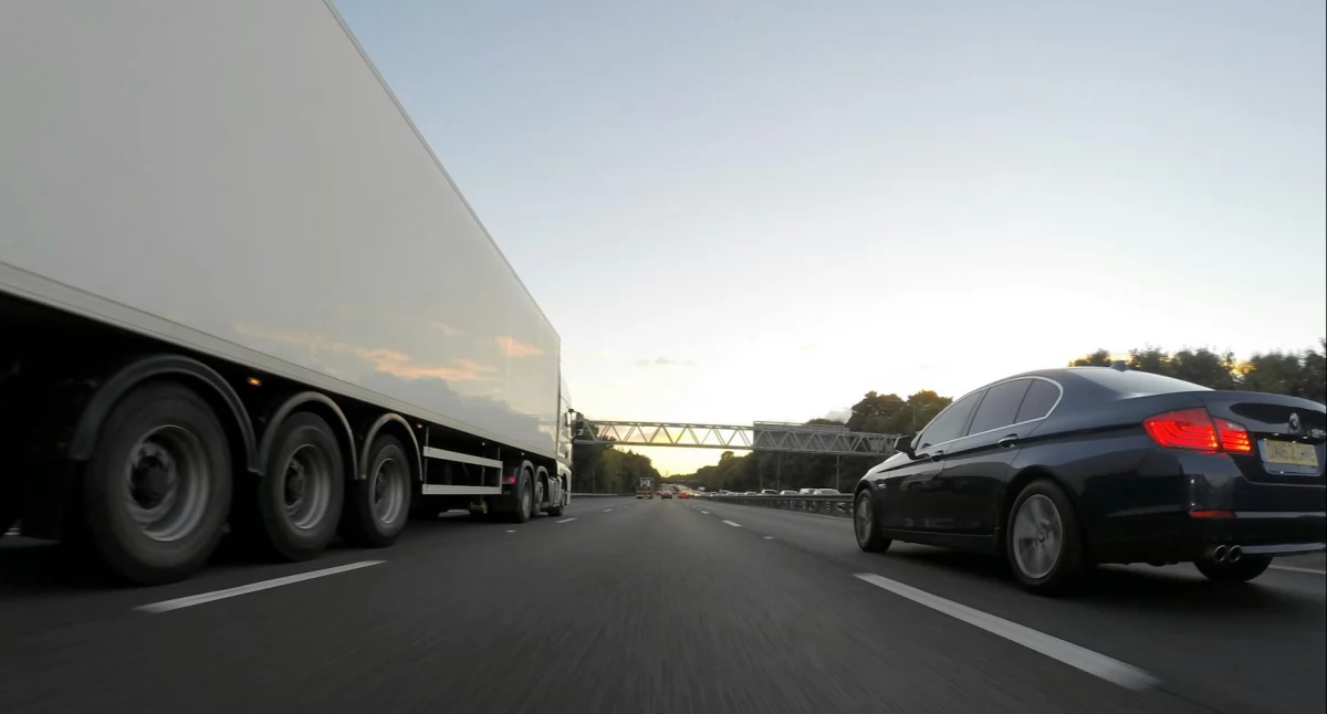 Czy warto korzystać z usług lokalnych firm transportowych? Plusy i minusy