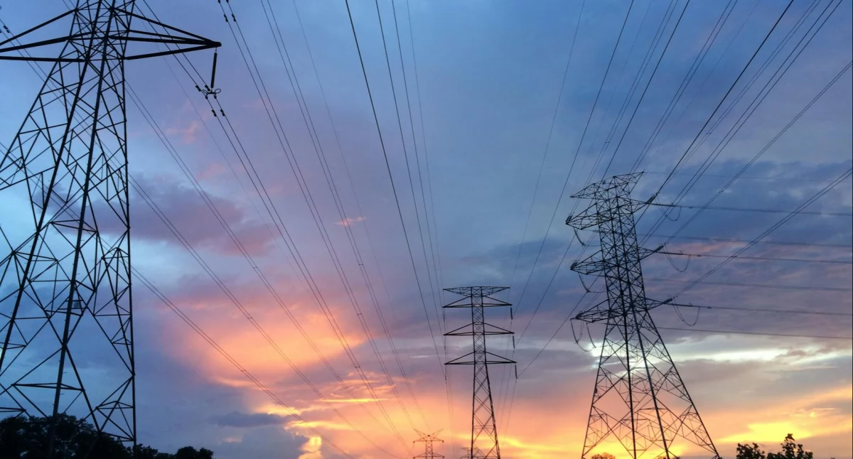 Przetwornica 12V 230V 3000W – kiedy się przydaje i jak ją dobrać?