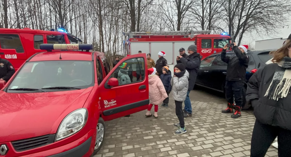 Strażacy z Wielkiego Klincza przybyli z prezentami dla dzieci