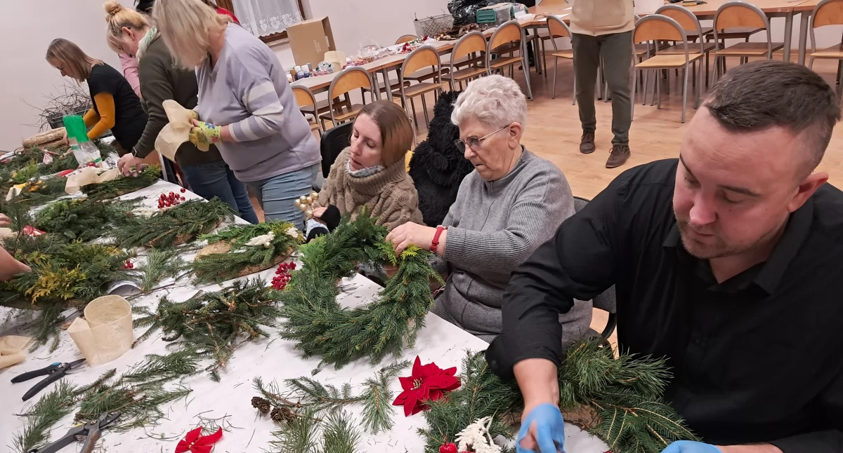 Bożonarodzeniowe rękodzieło i integracja. KGW Dobrogoszcz zaprosiło mieszkańców do wspólnego tworzenia