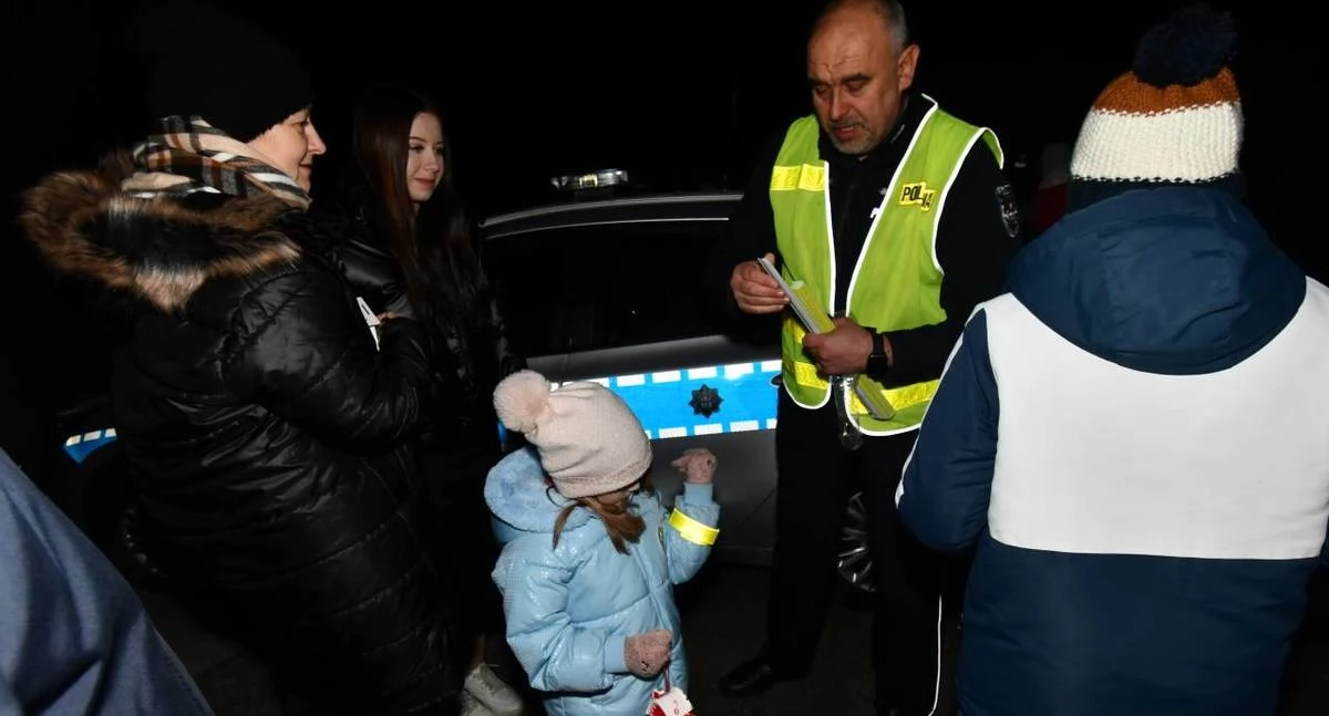 Policjanci na roratach. Profilaktyka i odblaski dla bezpieczeństwa pieszych!