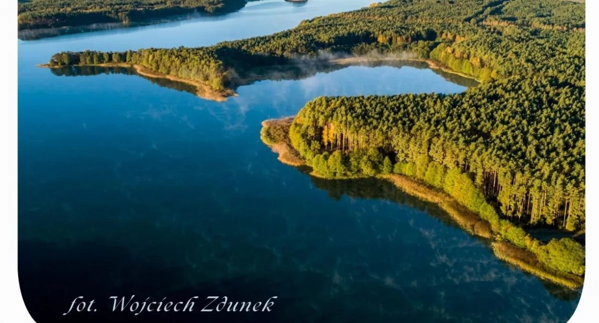 Wystawa zdjęć prezentujących Wdzydzki Park Krajobrazowy z lotu ptaka