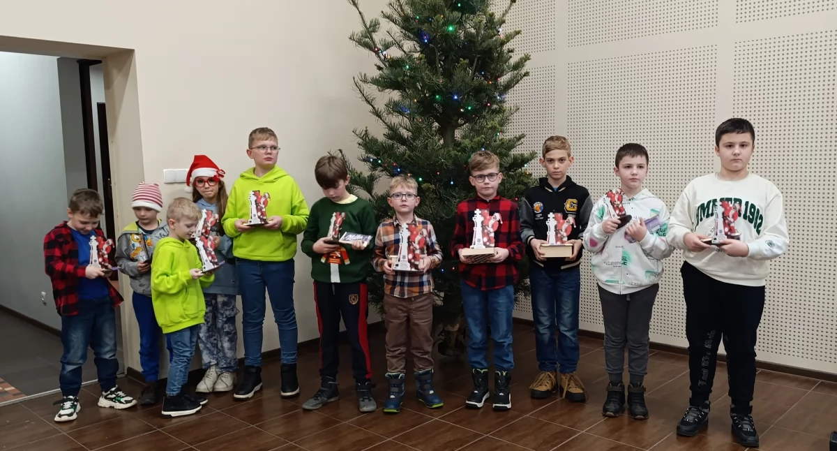 Szachowe Mikołajki w Nowej Karczmie. Dzieci i młodzież przy szachownicach