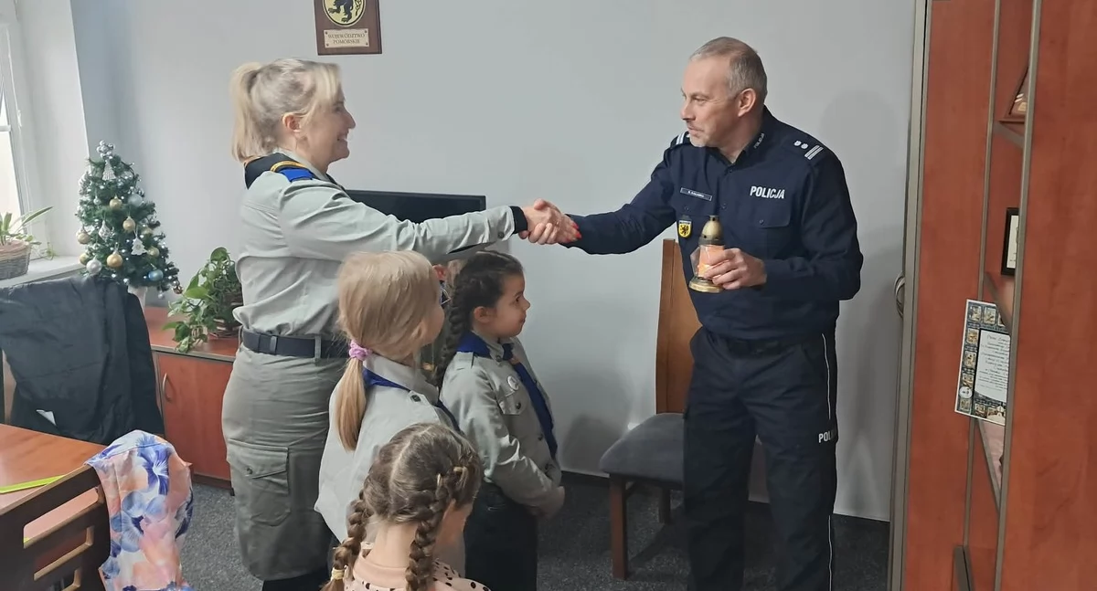 Betlejemskie Światło Pokoju dotarło do kościerskiej komendy policji