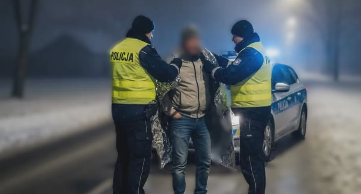 Blisko tragedii! Policjanci uratowali mężczyznę, który pieszo szedł do Poznania!