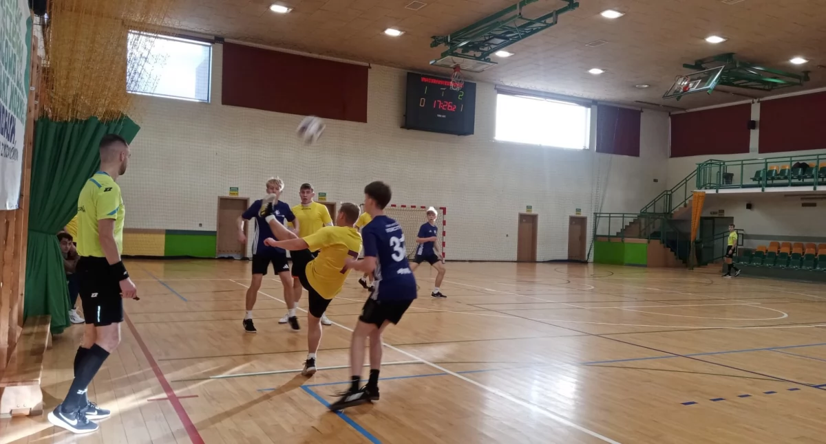 Grad bramek w ostatniej kolejce kościerskiej halówki