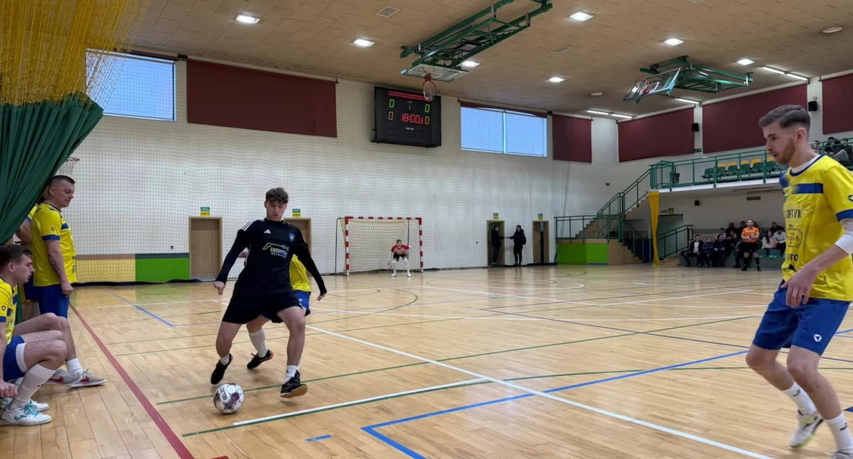 Grad bramek i niespodzianki w 8. kościerskiej halówki