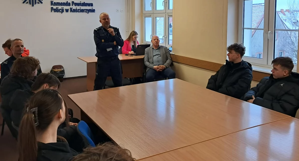 Jak zostać policjantem? Spotkanie funkcjonariuszy z młodzieżą w Kościerzynie