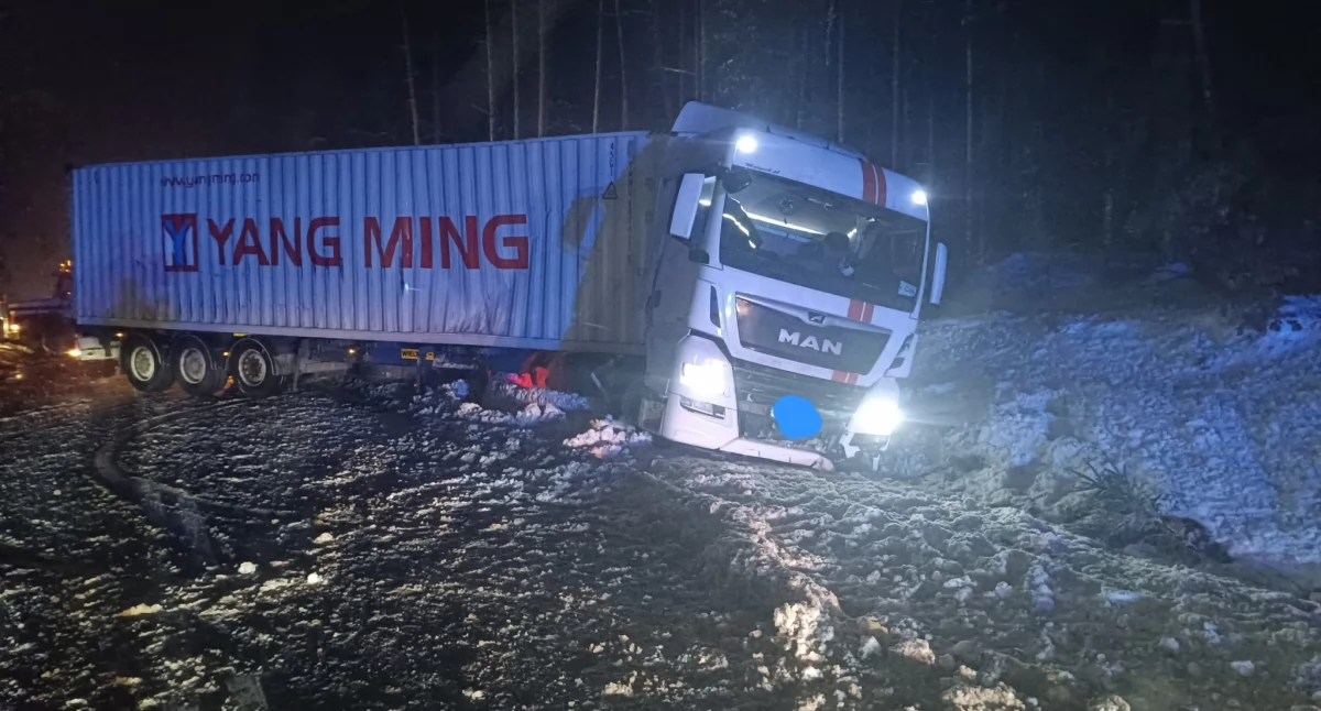 Wypadek na trasie Korne-Lipusz! Ciężarówka w rowie! Policja kieruje ruchem!