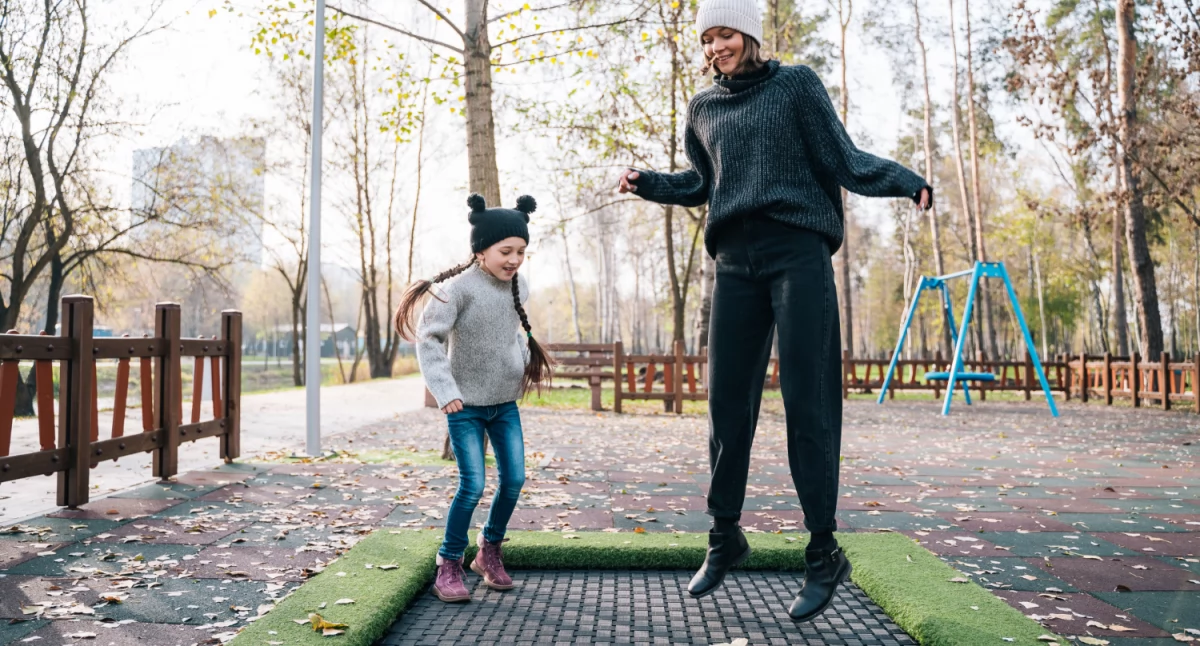Jak dobrać rozmiar trampoliny ziemnej kwadratowej do wieku dzieci i liczby użytkowników?