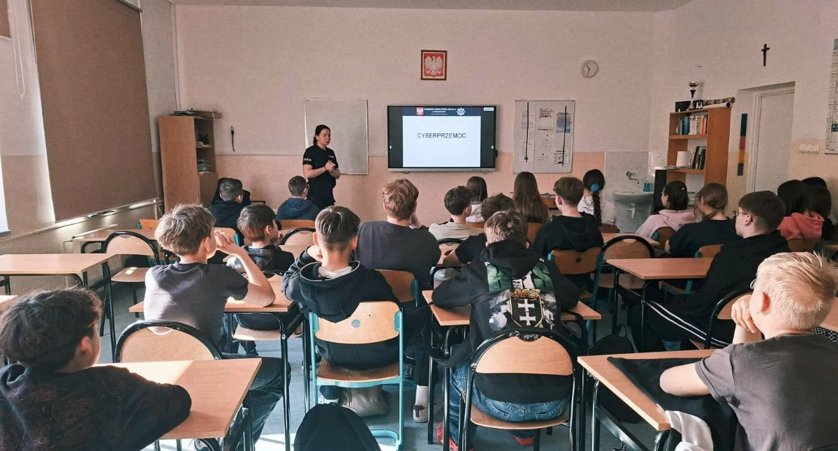 Profilaktyka zamiast milczenia. Policjanci uczą młodzież, jak reagować na hejt