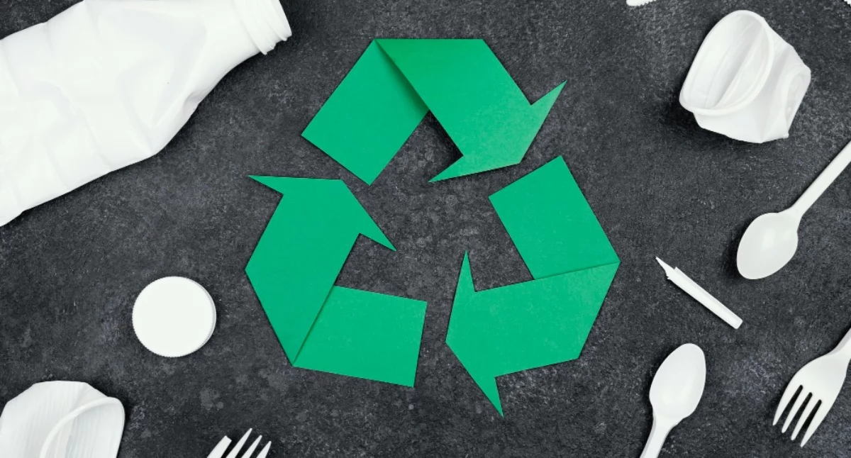 Recykling w gastronomii – czy zużyte tacki i pojemniki mogą wrócić do obiegu zamkniętego?
