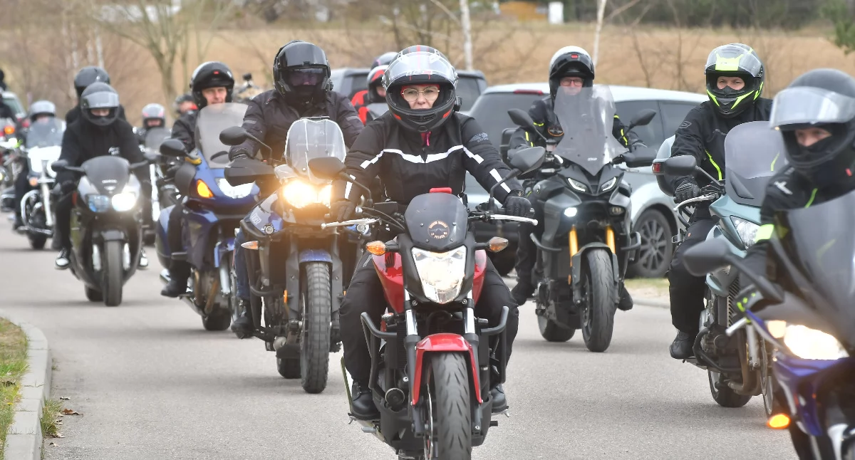 Setki motocyklistów opanowały Kościerzynę. Tak rozpoczął się sezon 2026 na Pomorzu
