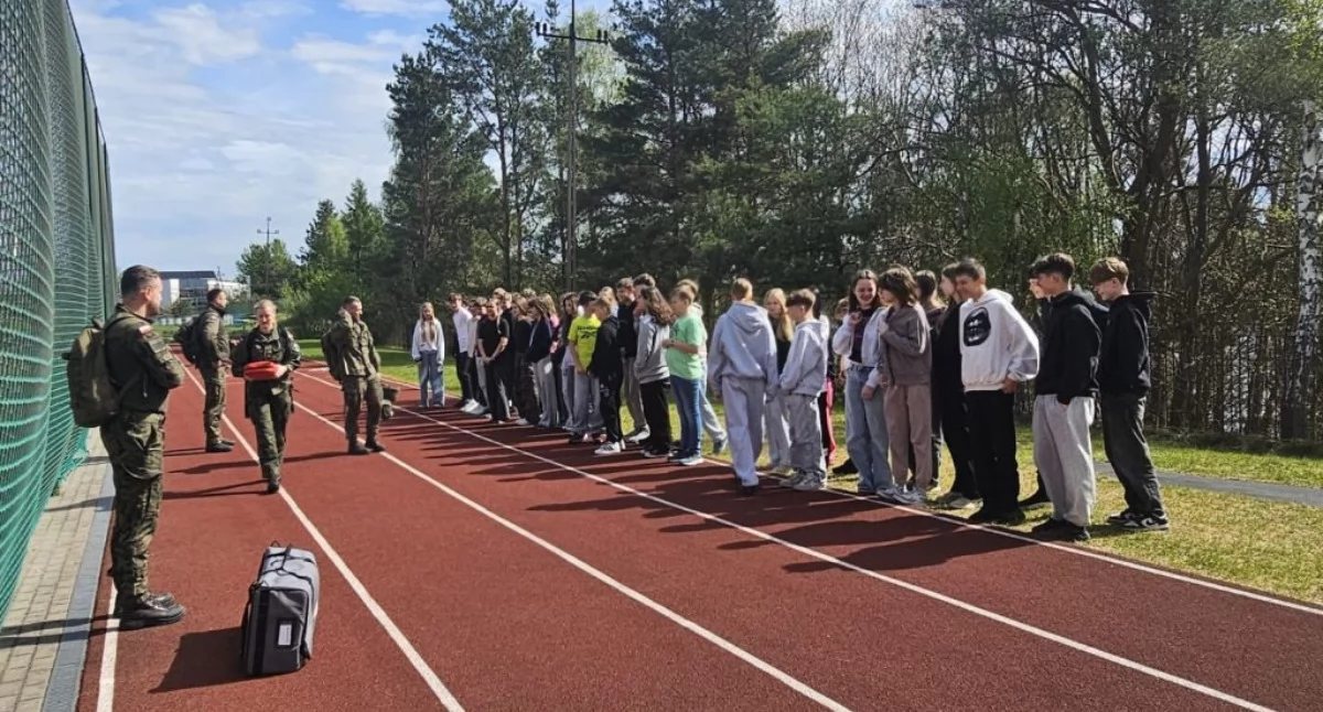 Żołnierze uczyli pierwszej pomocy. Wyjątkowe zajęcia w szkole w Łubianie