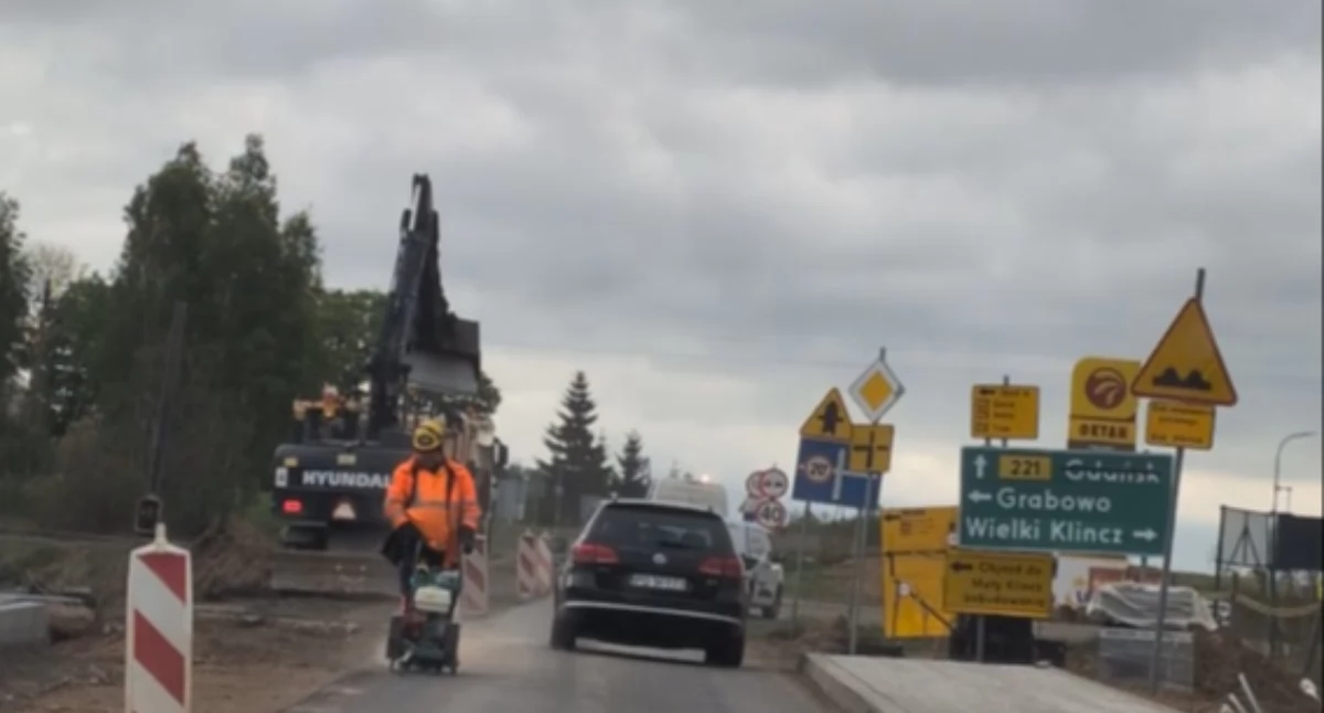 Rusza budowa ronda w Małym Klinczu! Kolejne utrudnienia dla kierowców na drodze 221!
