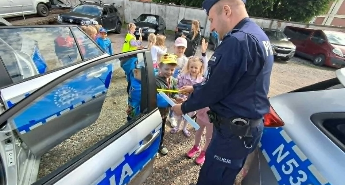 Policjanci odsłonili dzieciom kulisy swojej służby