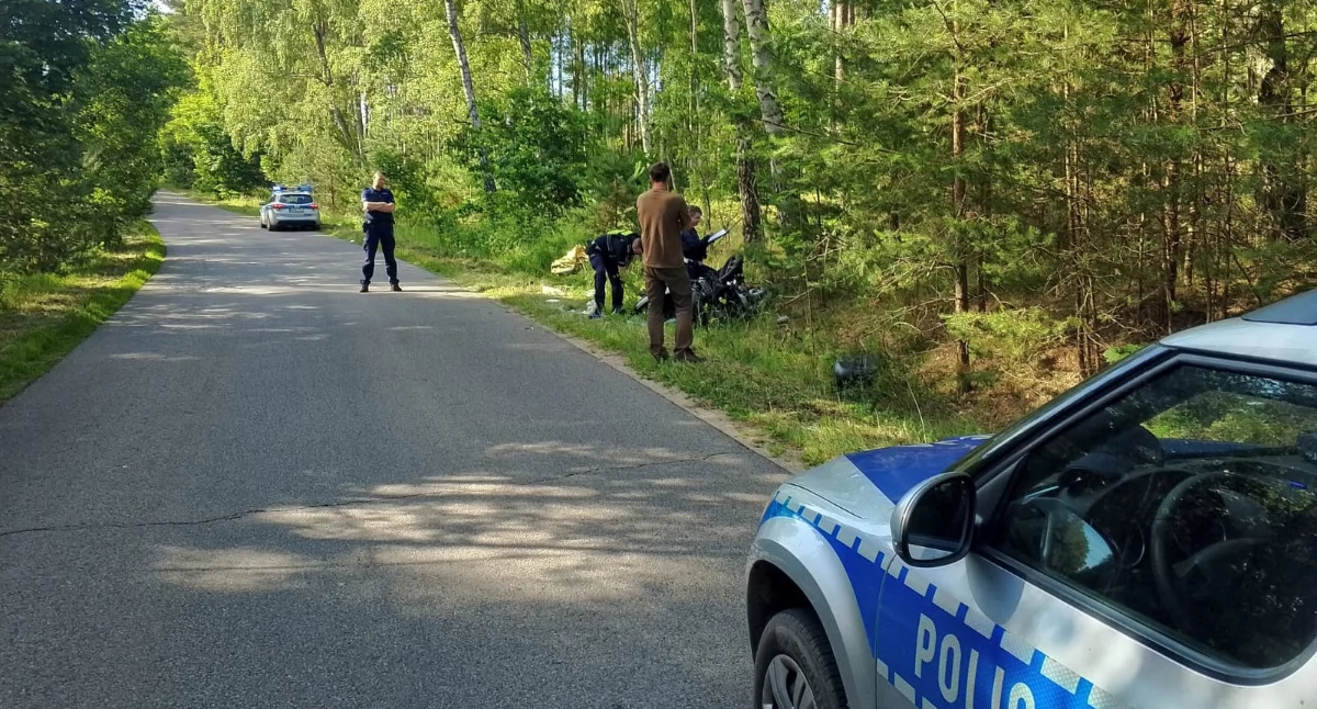 Motocyklista uderzył w drzewo! Trafił do szpitala!