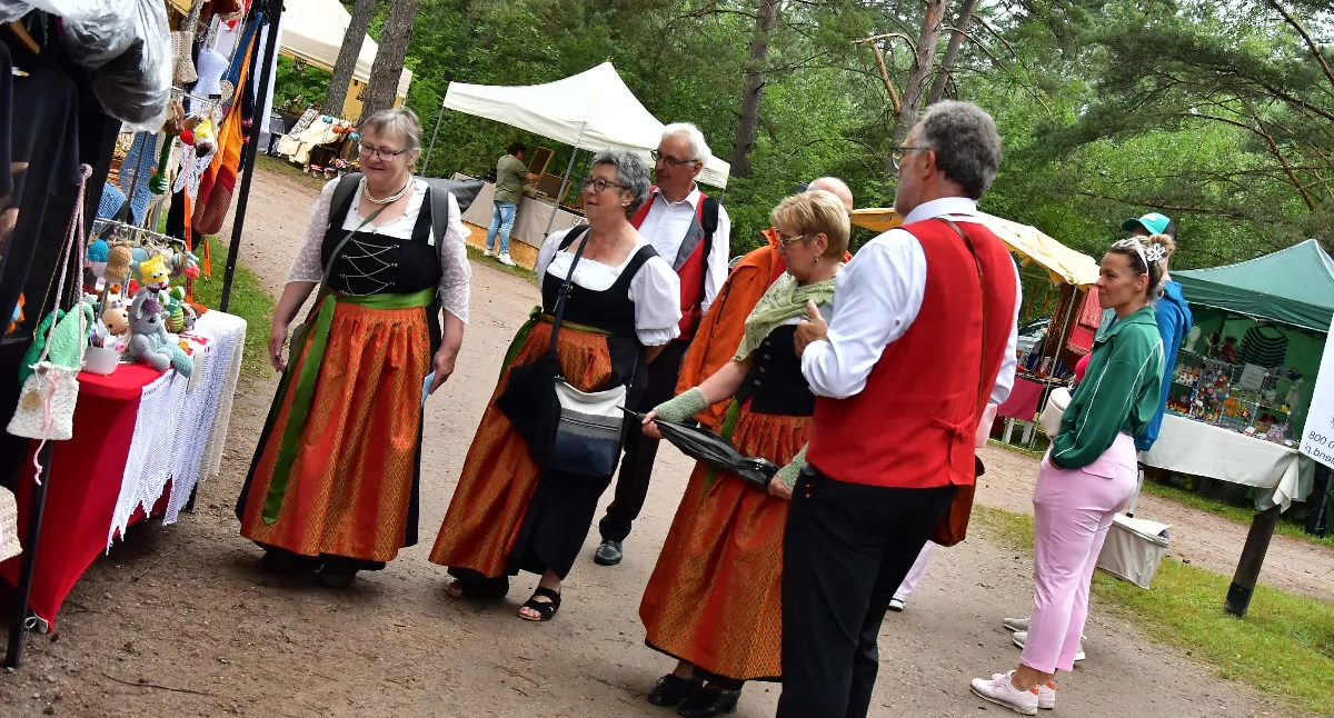 Jarmark Wdzydzki rozpoczęty. Tysiące gości mimo niesprzyjającej pogody zjeżdża do Wdzydz