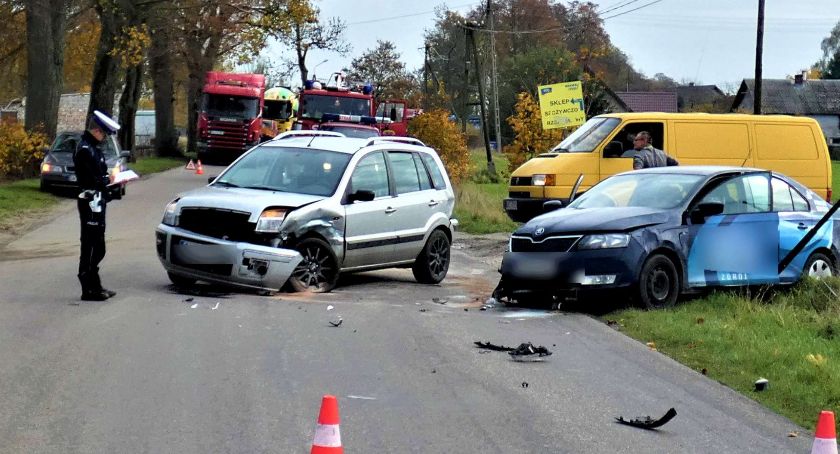 Foshuta. Zderzenie forda ze skodą - dwie osoby w szpitalu