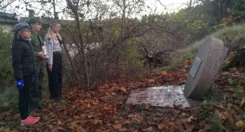 Harcerze oddali hołd poległym, zapalając na ich grobach znicze 