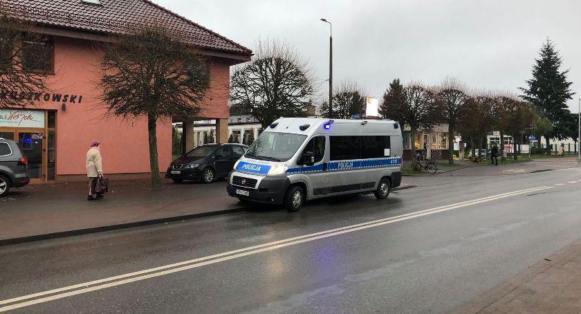 65-latka na rowerze uderzyła w bok passata