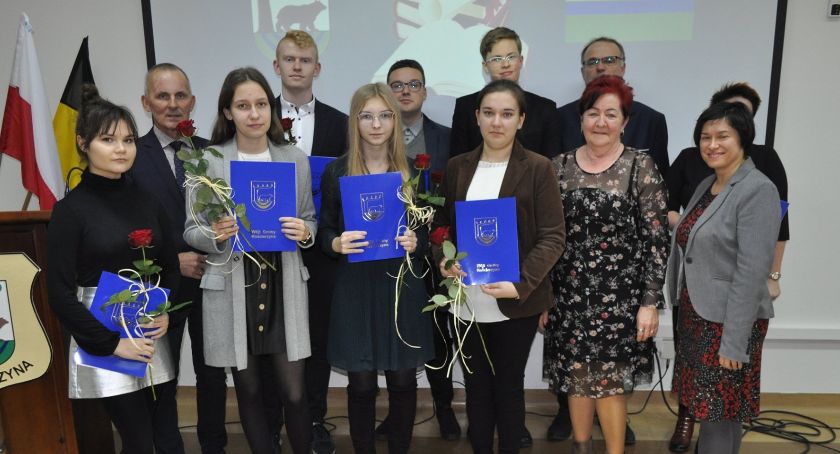 Stypendia dla najzdolniejszej młodzieży z gminy Kościerzyna wręczone
