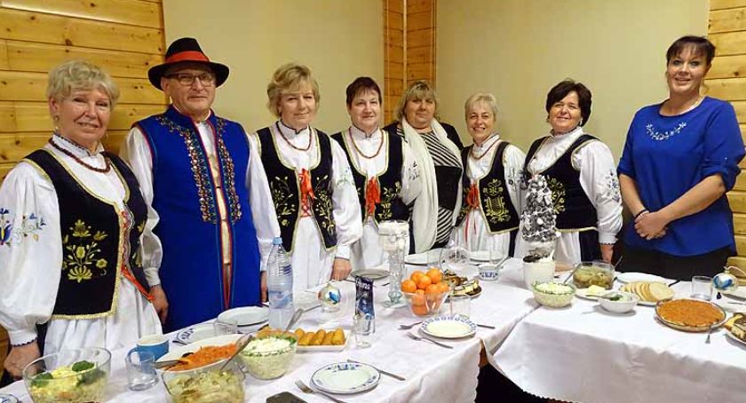 Święta Bożego Narodzenia z tradycyjnymi potrawami, prezentami i śpiewaniem kolęd