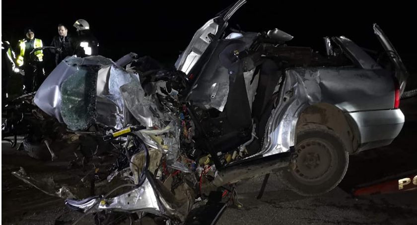 Szumleś Szlachecki. Audi rozbiło się na drzewie - nie żyje 25-letni mężczyzna