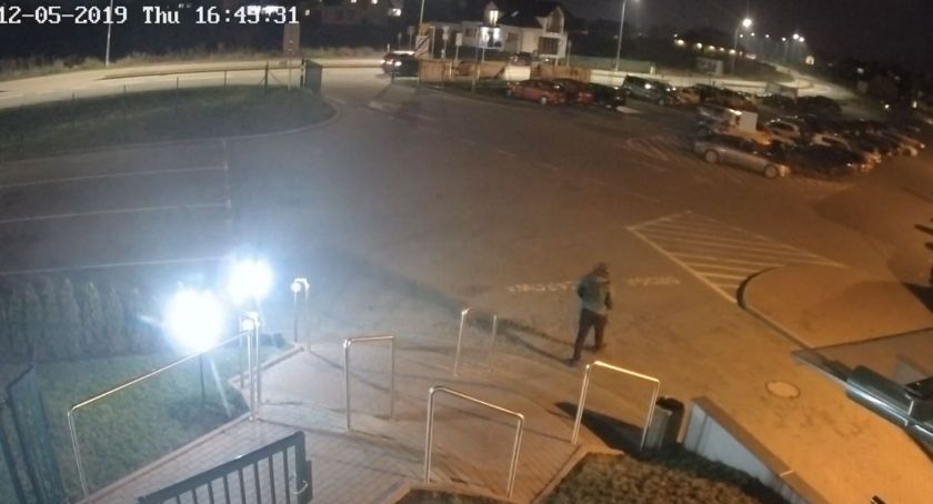 Spod basenu skradziono Mini Coopera - jest zapis monitoringu