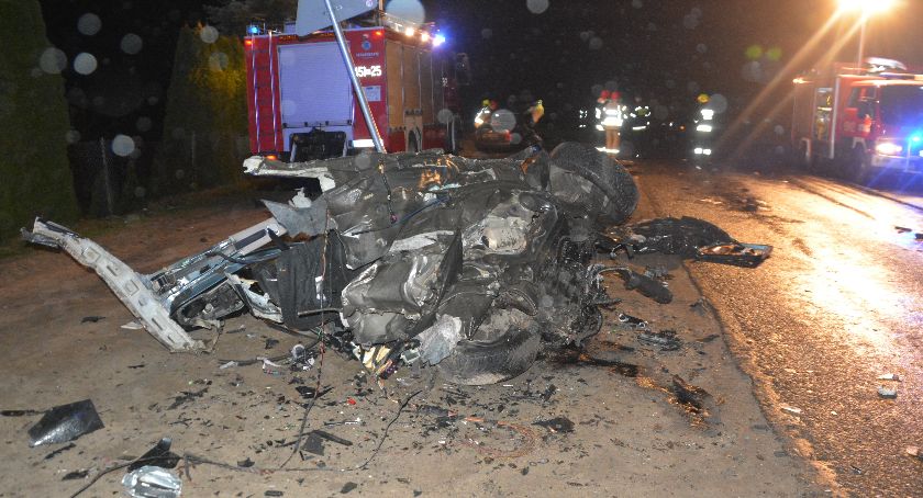 Kalisz. Bora rozpadła się na pół po zderzeniu z ciężarówką. Nie żyje trzech młodych mężczyzn