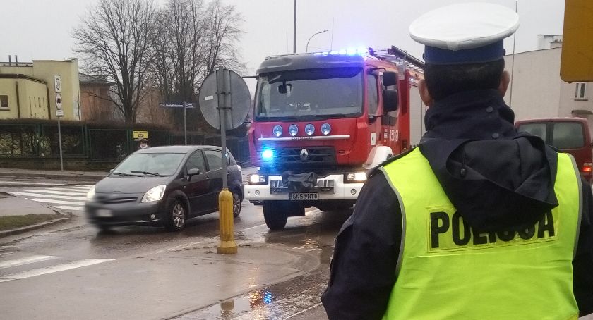 Kościerzyna. 86-latek kierując peugeotem potrącił 68-latkę