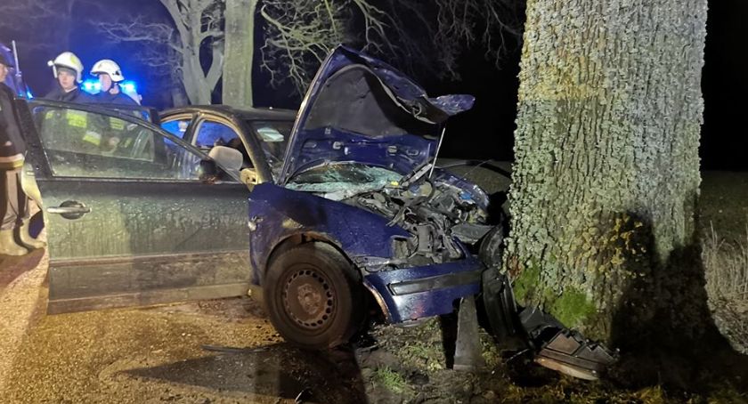 Guzy-Szatarpy. 29-latek rozbił passata na drzewie - wydmuchał blisko 2,5 promila alkoholu
