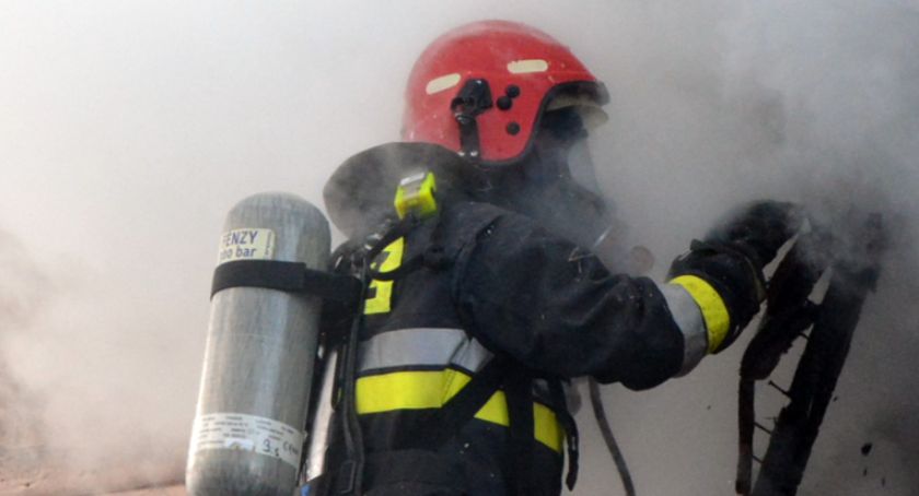 W Dziemianach spłonęła drewniana wiata - nie żyje jedna osoba