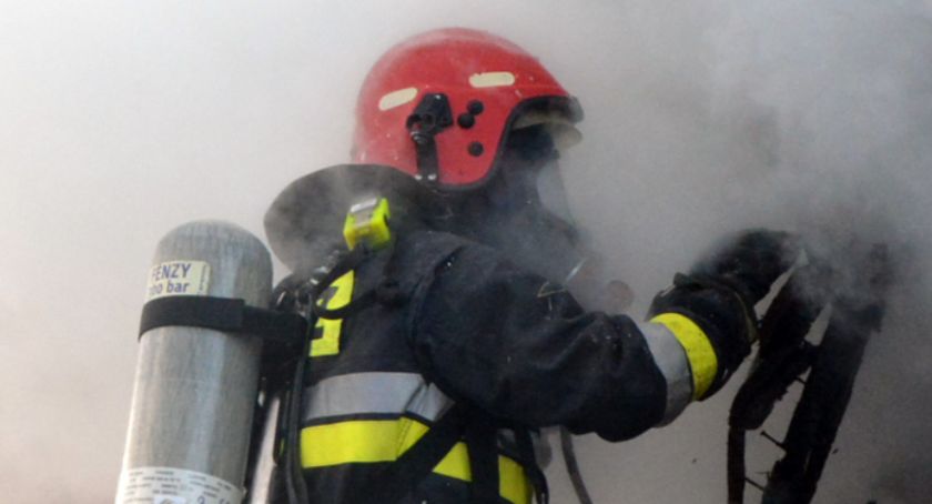 Wrzucił do śmietnika żarzący się popiół - wzniecił pożar