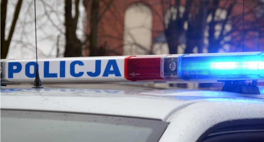 Passat wypadł z trasy - kierujący 23-latek pijany i na zakazie