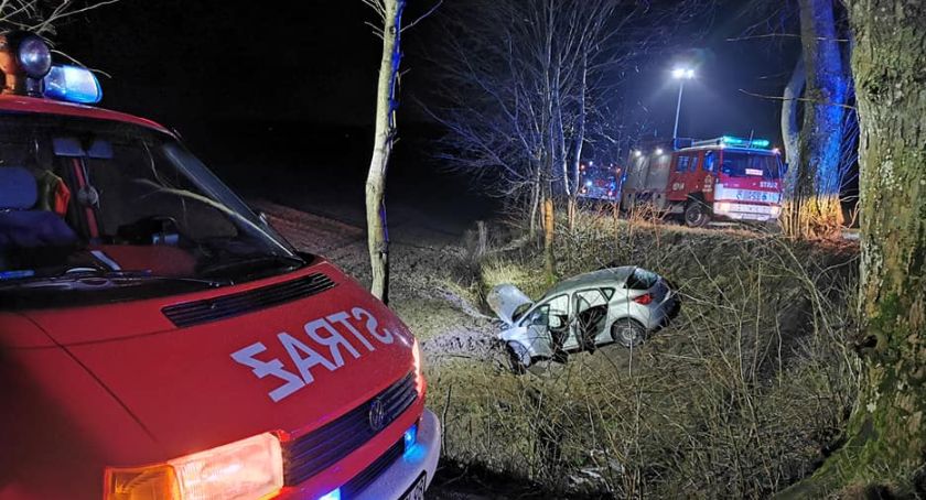 Grabowo Kościerskie. Opel wypadł z trasy - pasażerka w szpitalu, 19-latkowi zatrzymano prawo jazdy