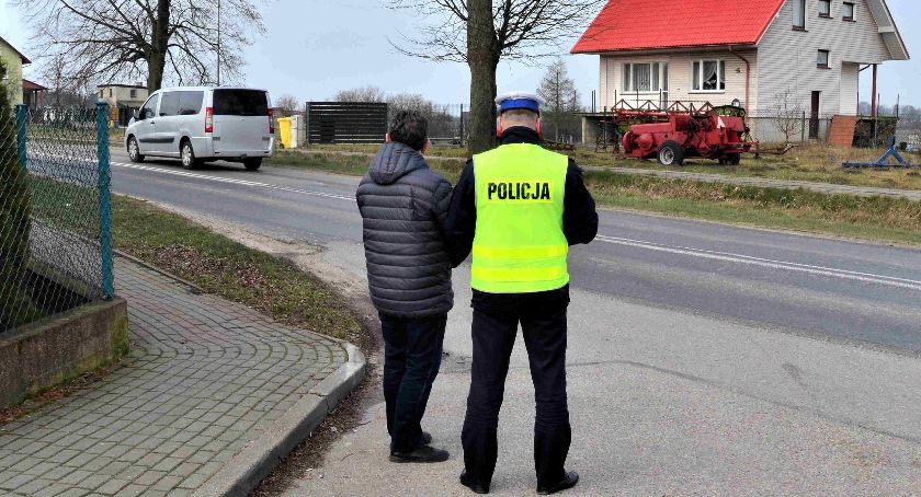 Nowy Klincz. 60-latek wpadł pod samochód. Zmarł w szpitalu. Policjanci wyjaśniają przyczyny wypadku