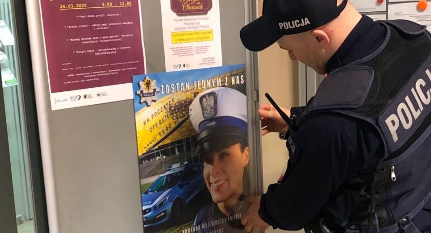 Kościerzyna. Policjant odwiedził urzędy i promował swój zawód