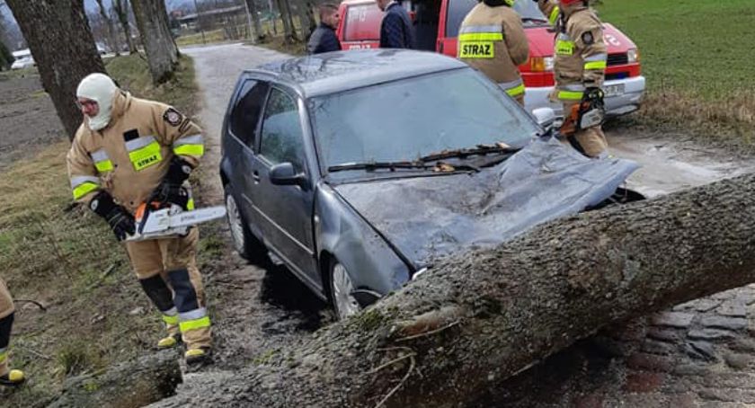 Strażacy walczą ze skutkami wichury