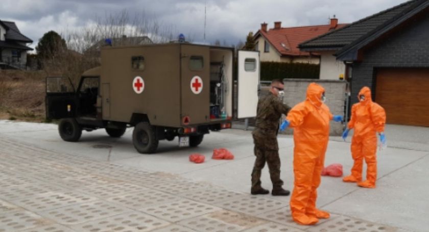 Ratownicy WOT-u pobierają próbki do badań od mieszkańców