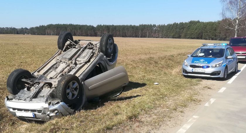 Dachował toyotą - 59-latek kompletnie pijany i z sądowym zakazem