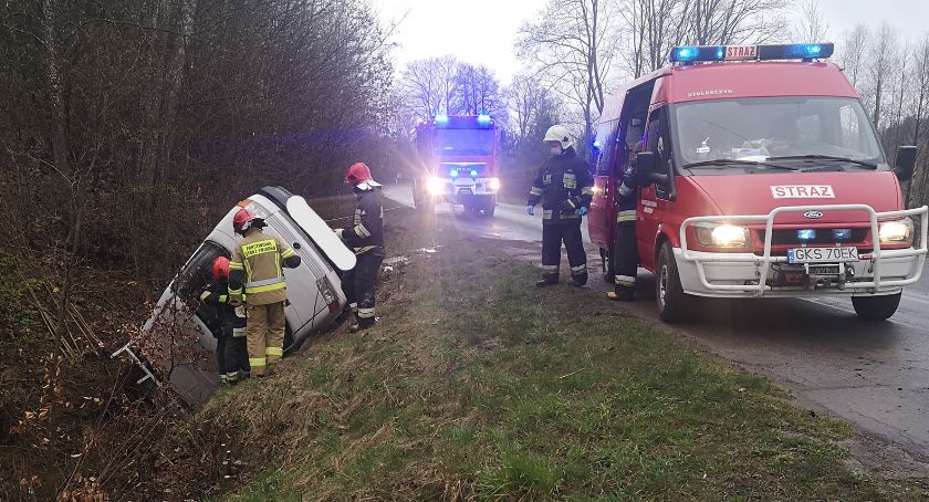 Szumleś Szlachecki. VW Transporter w rowie - kierowca ukarany mandatem
