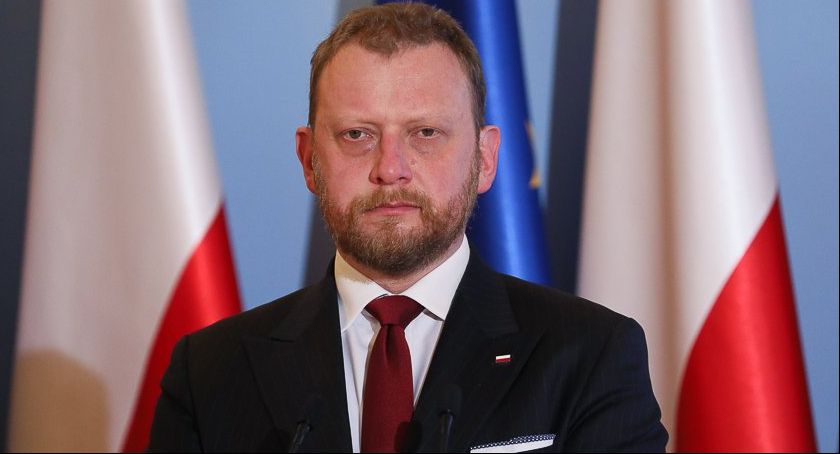 Więcej osób w sklepach i w kościołach, możliwość pójścia do lasu - rząd zdejmuje część obostrzeń